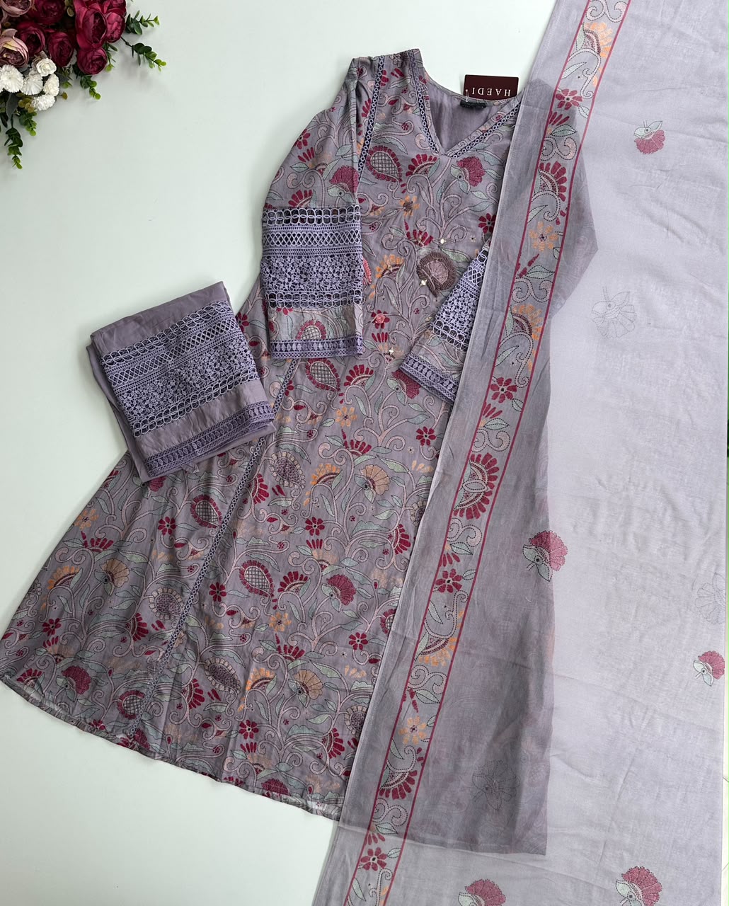 21370 Beautiful cotton suit with lace