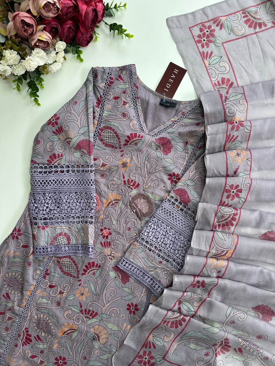 21370 Beautiful cotton suit with lace