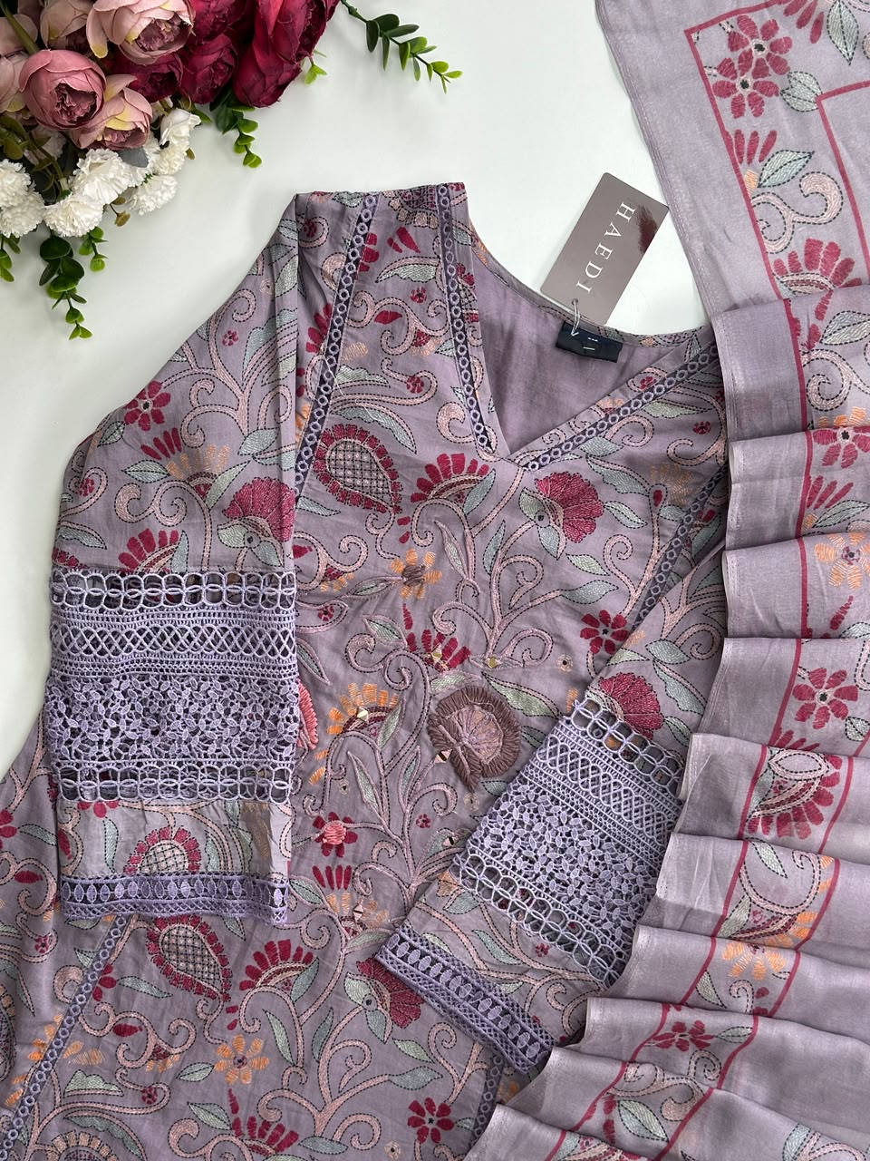 21370 Beautiful cotton suit with lace