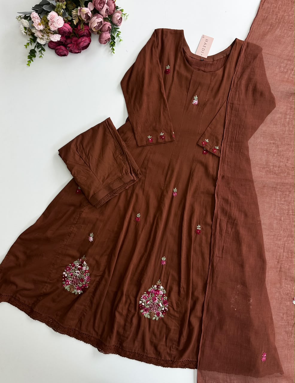 20970 Beautiful suit with hand embroidery