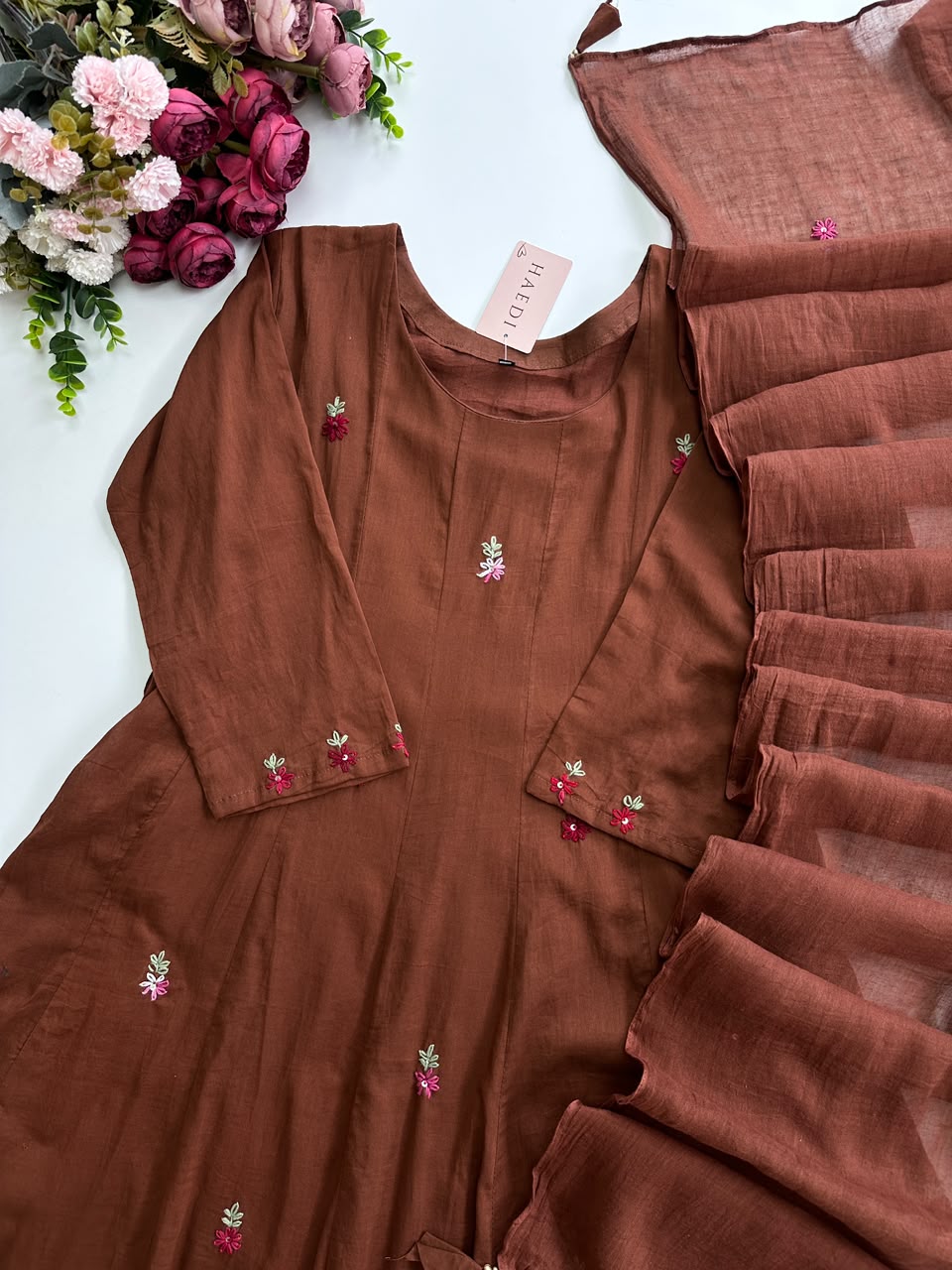 20970 Beautiful suit with hand embroidery