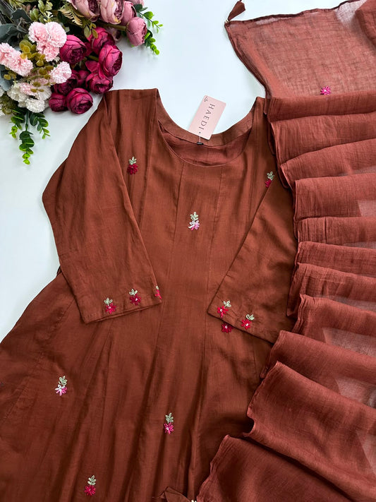 20970 Beautiful suit with hand embroidery