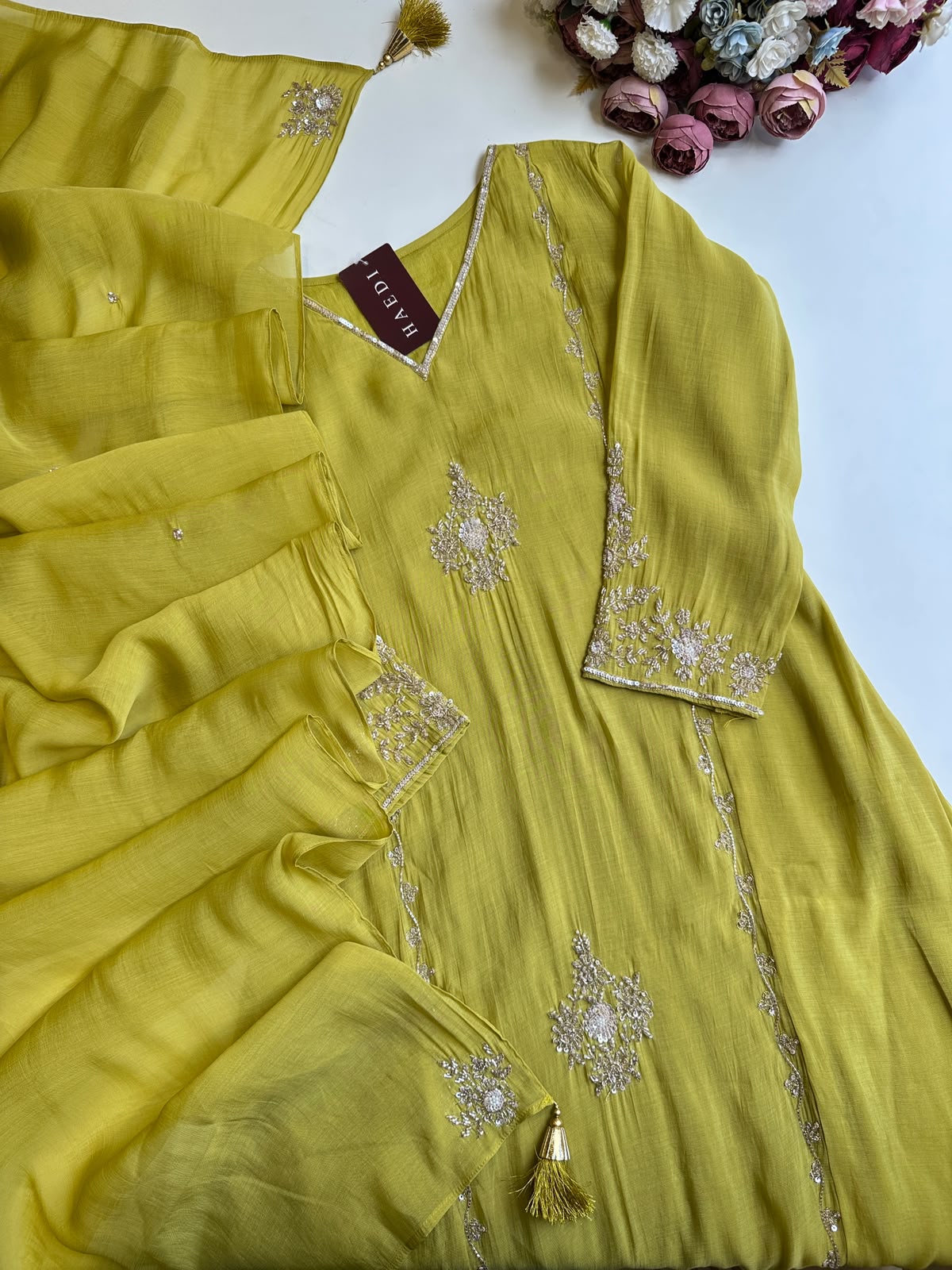 21135 / CMD 58864 Beautiful handworked suit