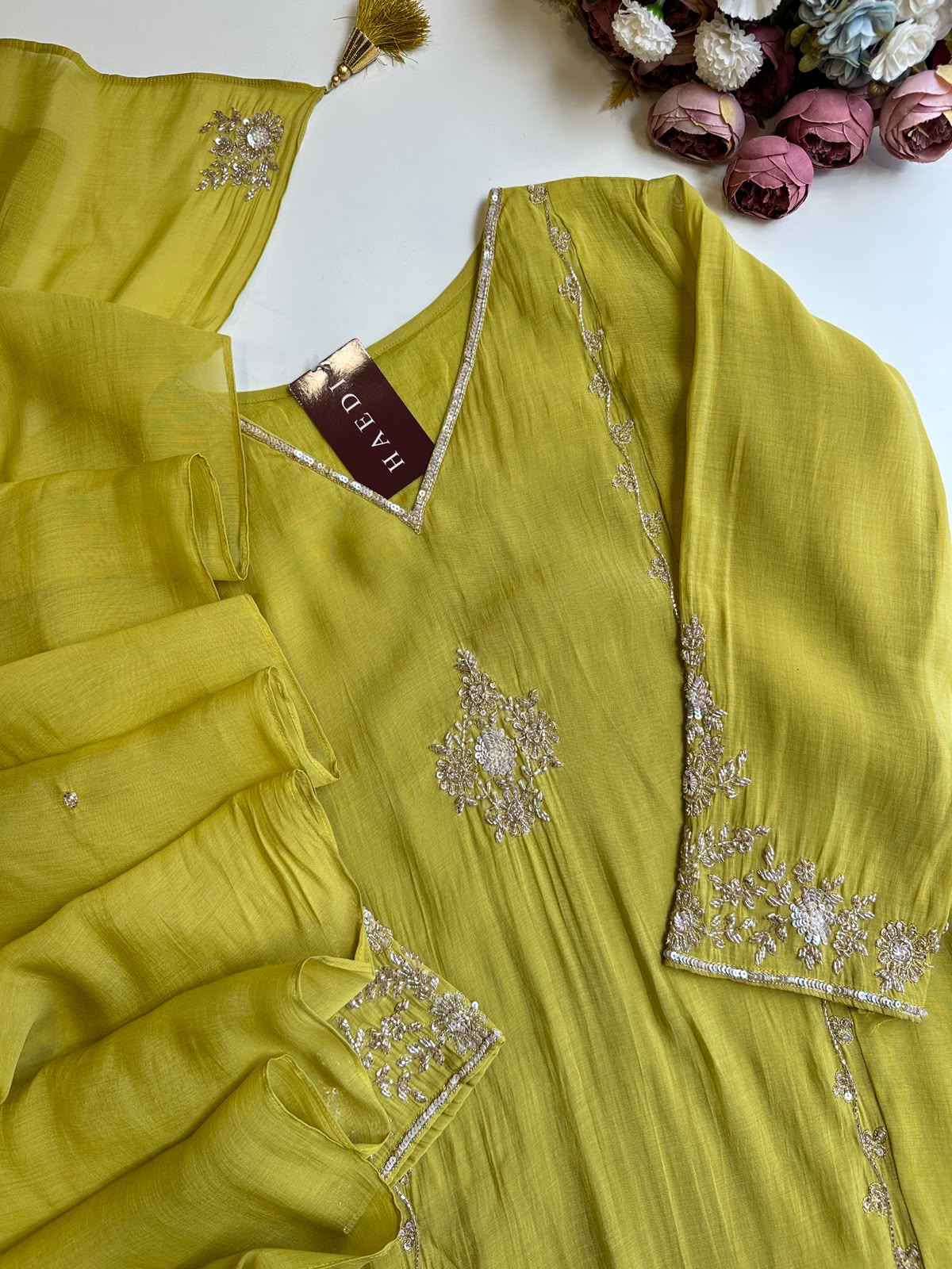 21135 / CMD 58864 Beautiful handworked suit